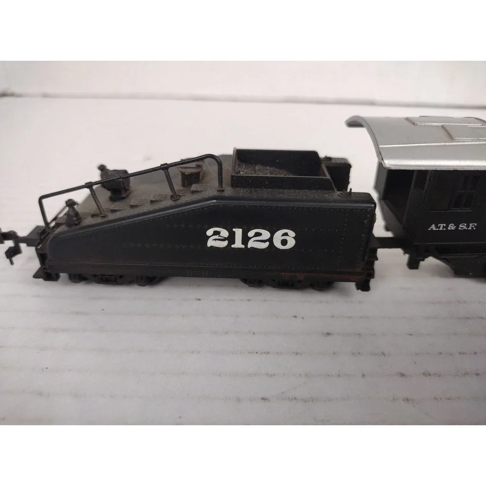 HO Bachmann AT&SF 0-6-0 Steam Locomotive Lighted and #2126 Tender